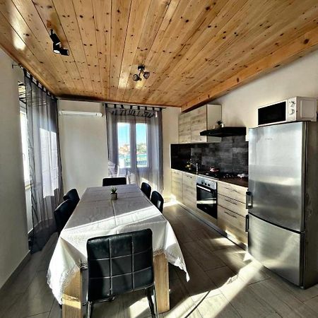 Amani Modern Apartment Lumbarda Exterior photo
